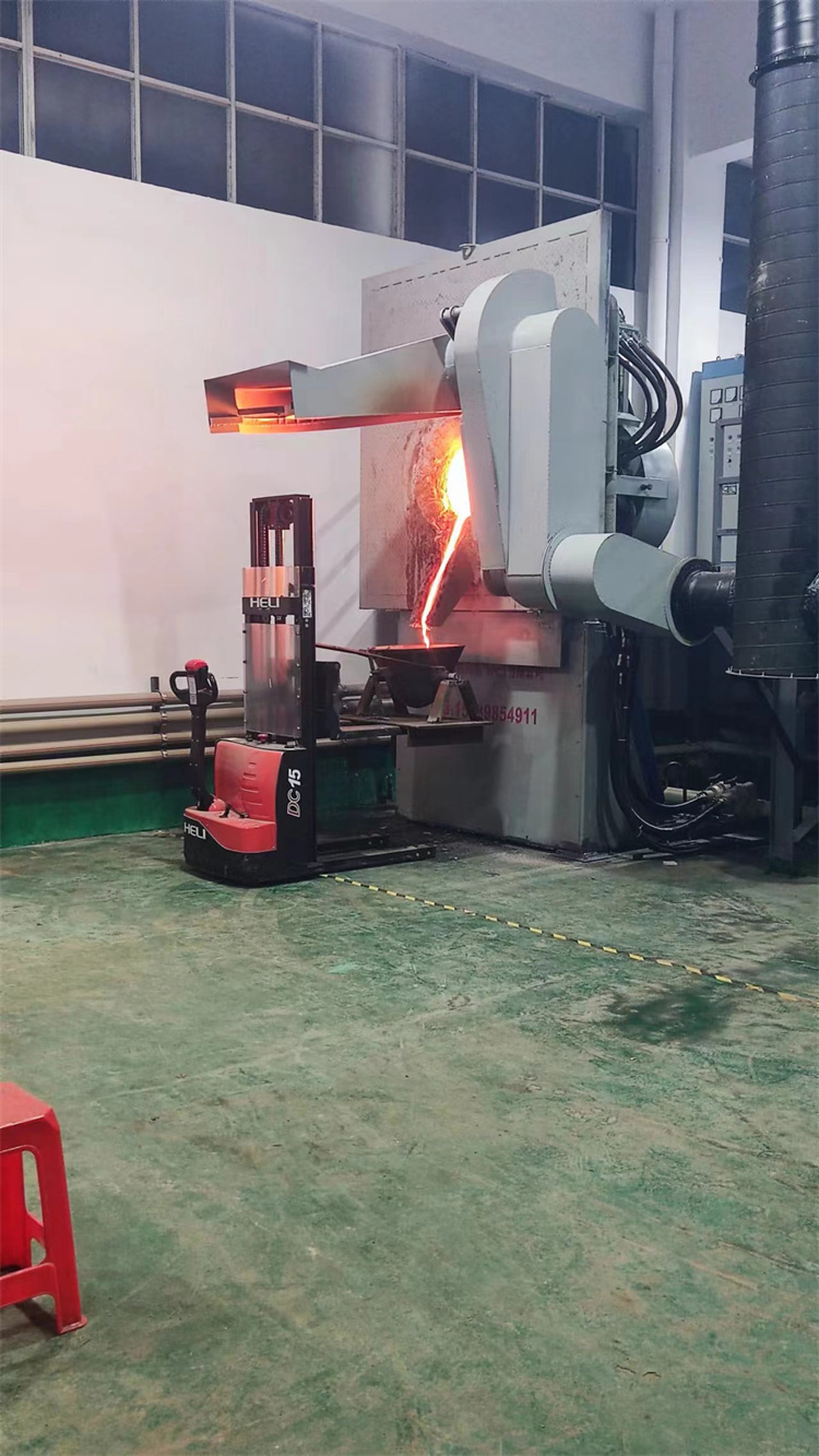 中頻爐熔煉現(xiàn)場